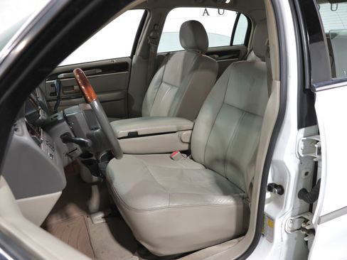 Used 2008 Lincoln Town Car Signature Limited RWD image 9