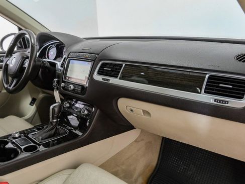 Used 2017 Volkswagen Touareg Executive AWD/4WD image 10
