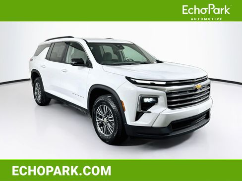 Used 2025 Chevrolet Traverse LT FWD image 1