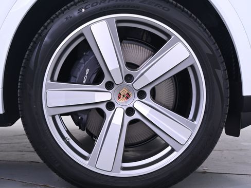 Used 2025 Porsche Cayenne image 18