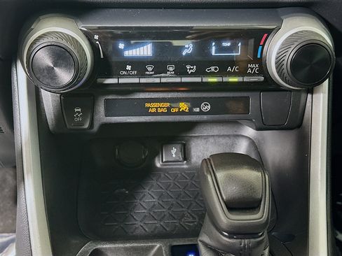 Used 2022 Toyota RAV4 LE FWD image 22