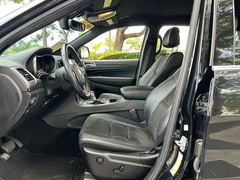 Used 2019 Jeep Grand Cherokee Laredo w/ Laredo X Package RWD image 16