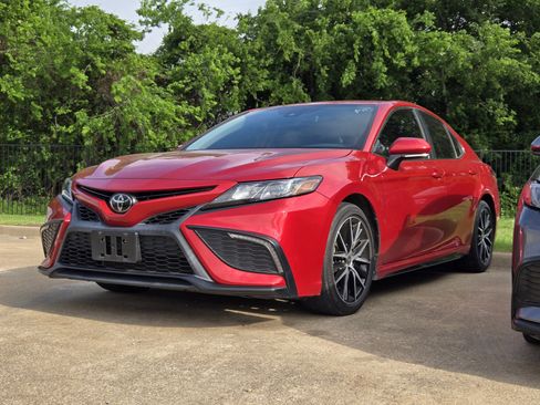 Used 2022 Toyota Camry SE image 3