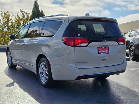 Used 2017 Chrysler Pacifica Limited image 3