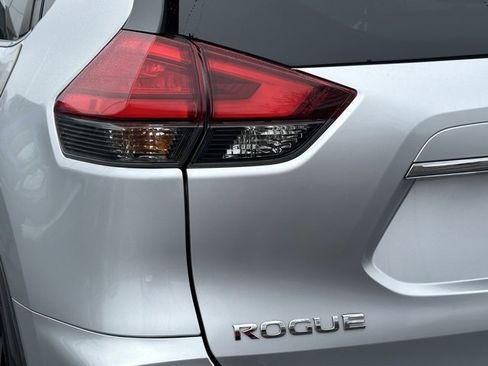 Used 2017 Nissan Rogue SV w/ SV Premium Package image 14