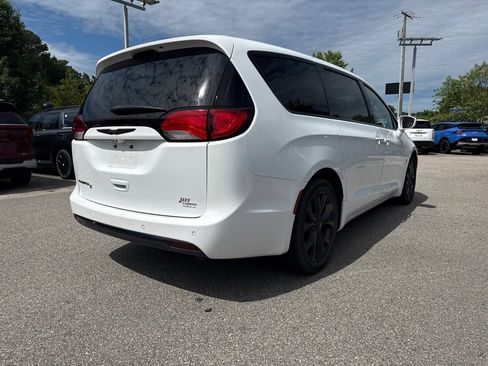 Used 2018 Chrysler Pacifica Touring Plus w/ S Appearance Package FWD image 5