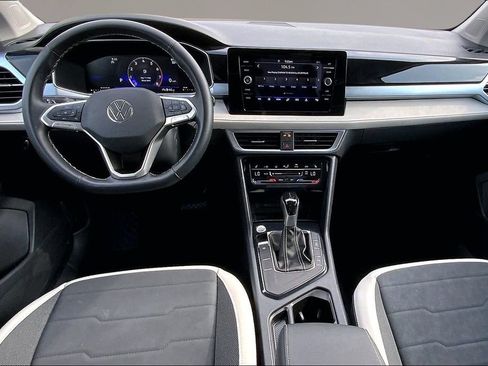 Used 2025 Volkswagen Taos SE FWD image 16