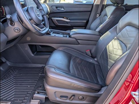 Used 2023 Nissan Pathfinder Platinum image 11