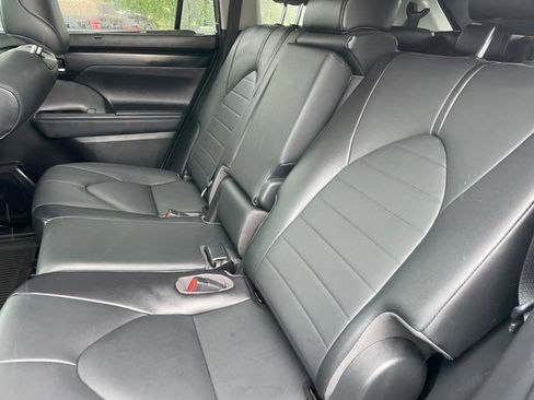 Used 2021 Toyota Highlander XLE AWD/4WD image 7