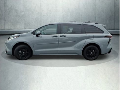 Certified 2025 Toyota Sienna XLE Woodland Edition image 5