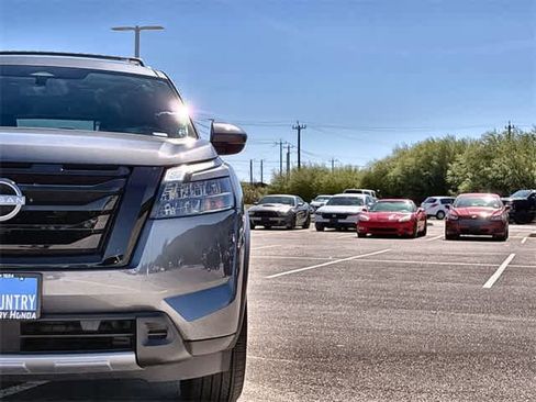 Used 2025 Nissan Pathfinder Platinum w/ Black Appearance Package image 11