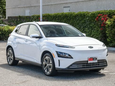 Used 2023 Hyundai Kona SE FWD image 3
