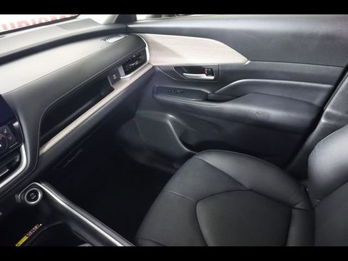 Used 2024 Toyota Grand Highlander AWD image 18