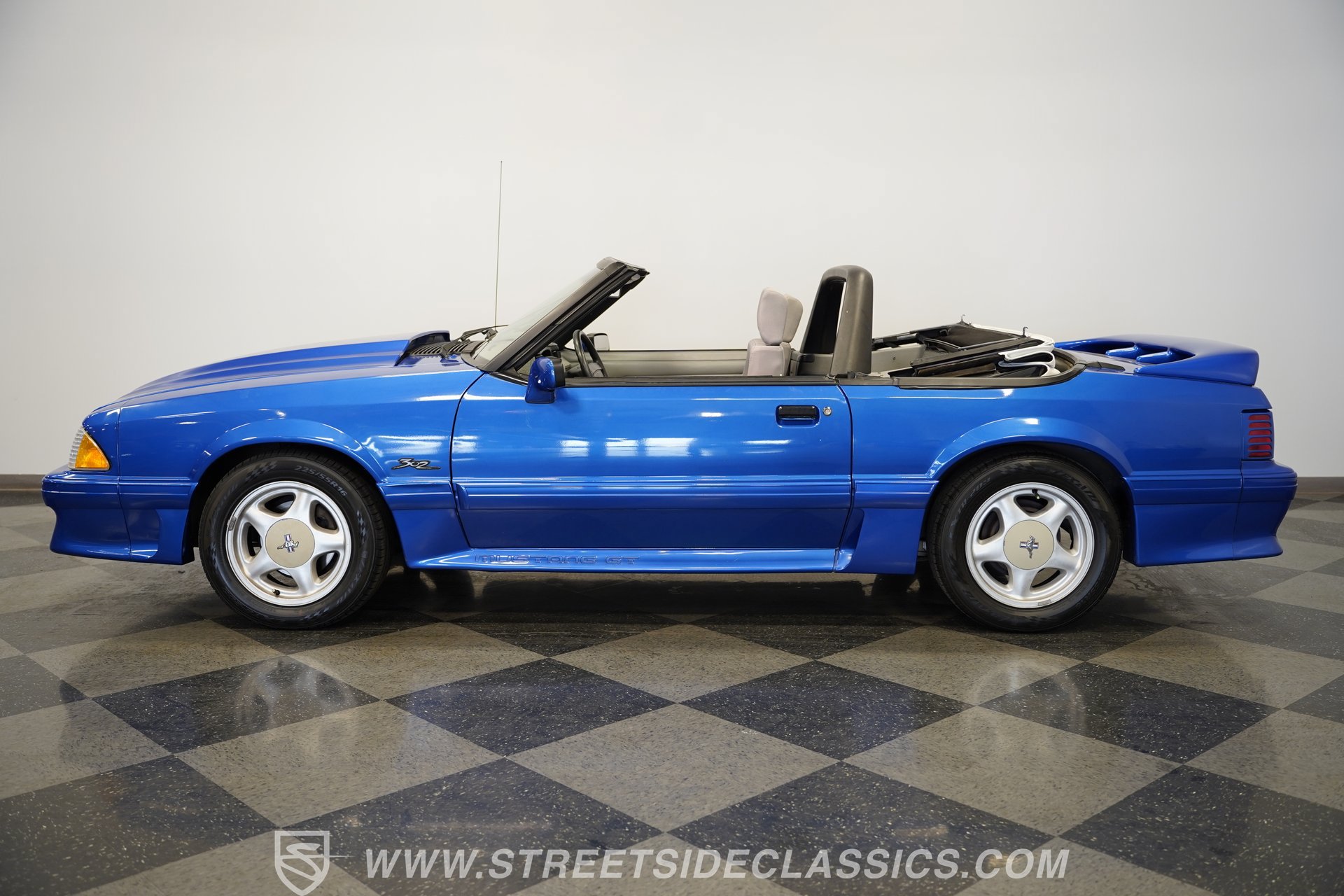 Used 1993 Ford Mustang GT RWD image 2