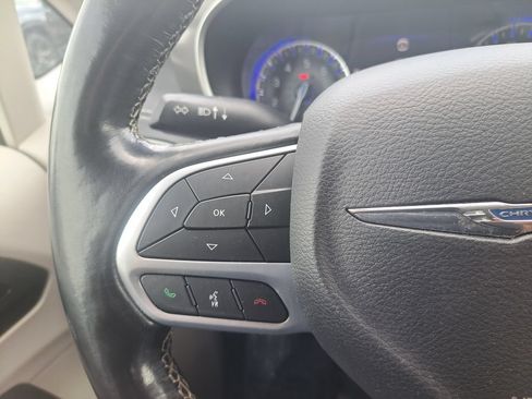 Used 2021 Chrysler Pacifica Touring-L FWD image 20