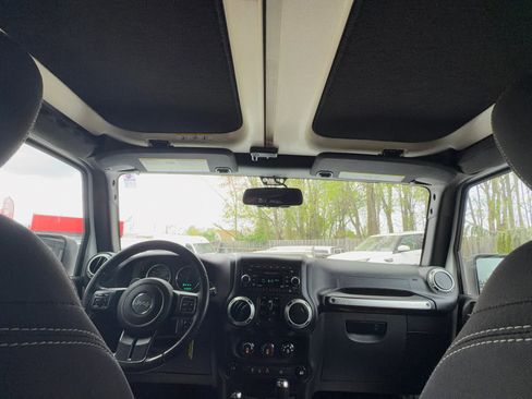 Used 2018 Jeep Wrangler Unlimited Sahara w/ Connectivity Group image 22