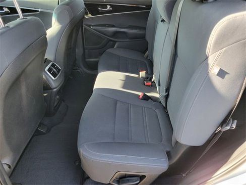 Used 2019 Kia Sorento L image 11
