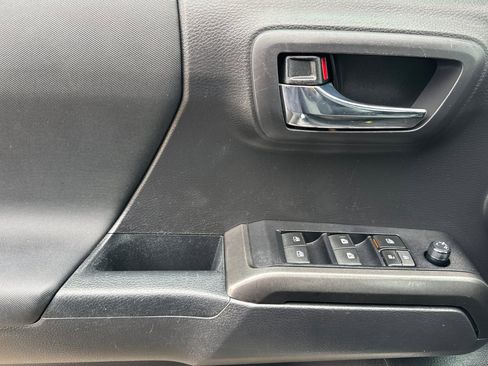 Used 2022 Toyota Tacoma TRD Sport AWD/4WD image 11