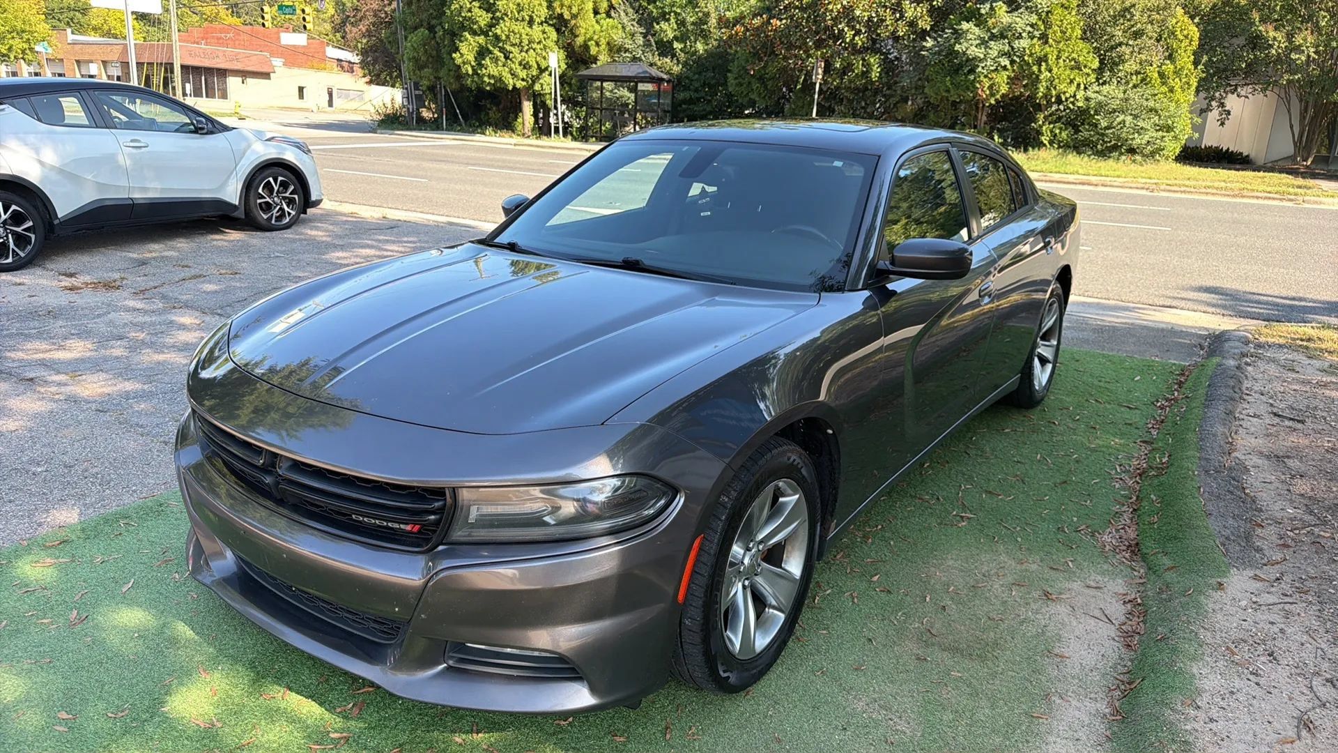 Used 2015 Dodge Charger SXT RWD image 3