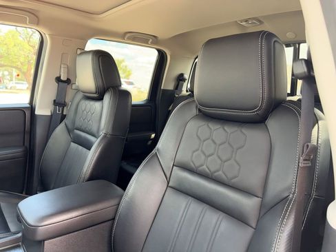 Used 2024 Nissan Frontier SL w/ Technology Package RWD image 10