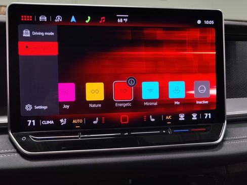 Used 2025 Volkswagen Tiguan SE image 21