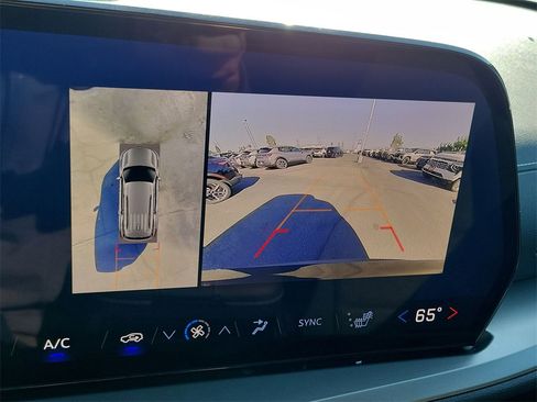 Used 2025 Chevrolet Traverse LT w/ Enhanced Driving Package image 14