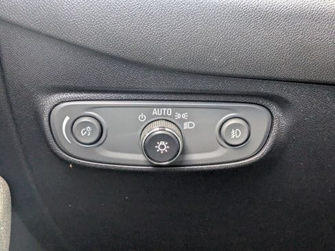 Used 2018 Chevrolet Equinox Premier FWD image 23