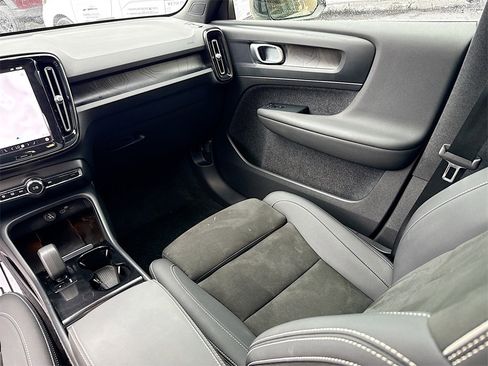 Used 2023 Volvo XC40 Recharge Plus image 26