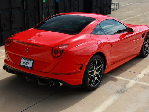 Used 2015 Ferrari California T RWD image 16