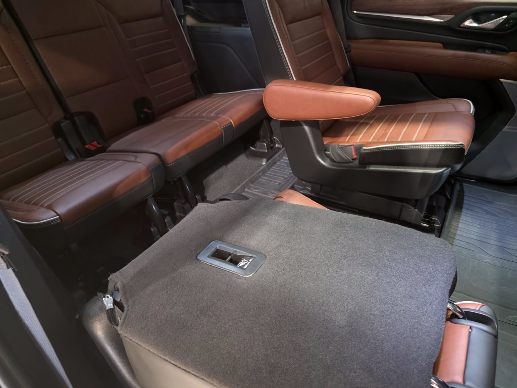 Used 2024 GMC Yukon Denali Ultimate w/ LPO, Floor Liner Package AWD/4WD image 14