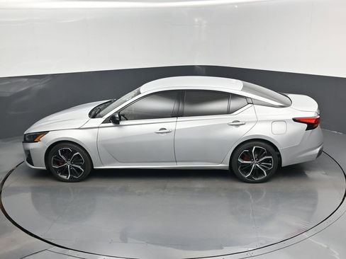 Used 2023 Nissan Altima 2.5 SR FWD image 14