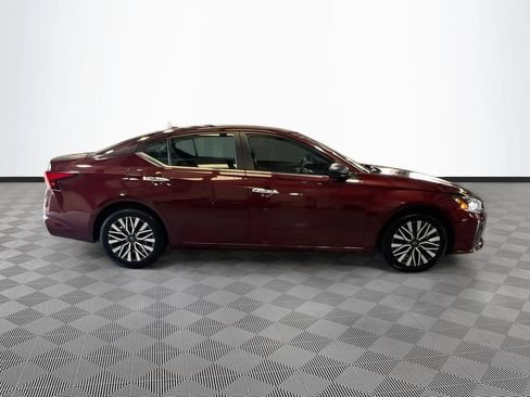 Used 2024 Nissan Altima 2.5 SV FWD image 8