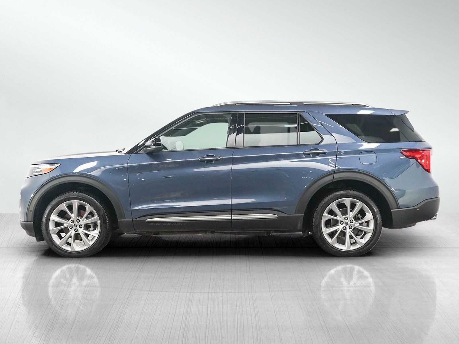 Used 2021 Ford Explorer Platinum w/ Equipment Group 601A AWD/4WD image 2