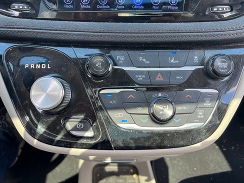 Used 2017 Chrysler Pacifica Limited w/ Advanced Safetytec Group FWD image 15