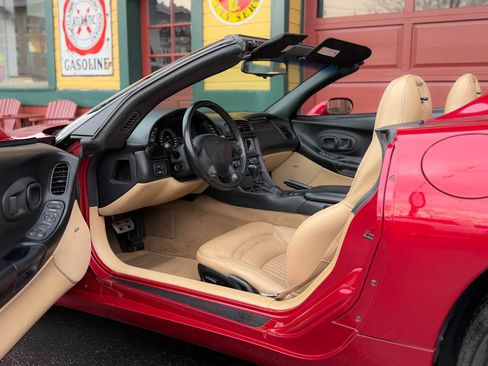 Used 2000 Chevrolet Corvette Convertible w/ Performance Handling Pkg image 17