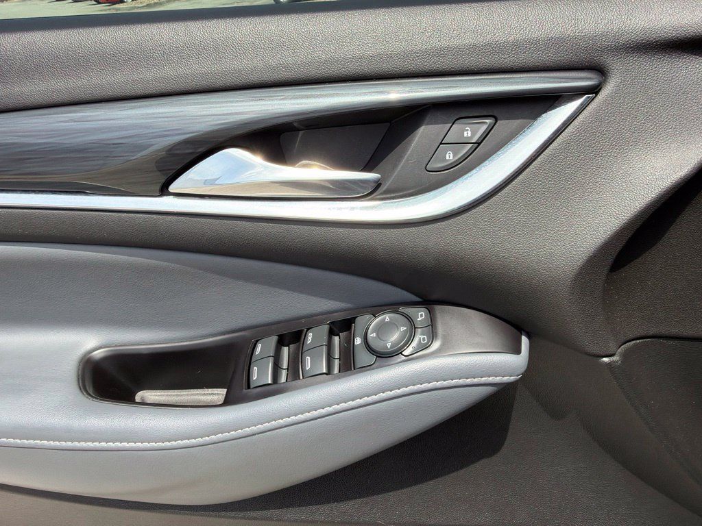 Used 2019 Buick Enclave Essence FWD image 18