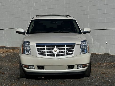 Used 2011 Cadillac Escalade ESV Premium image 3