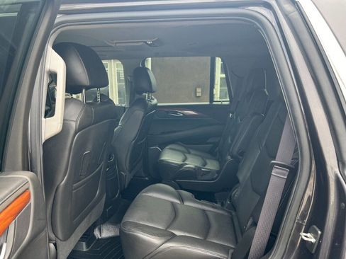 Used 2016 Cadillac Escalade Luxury AWD/4WD image 6