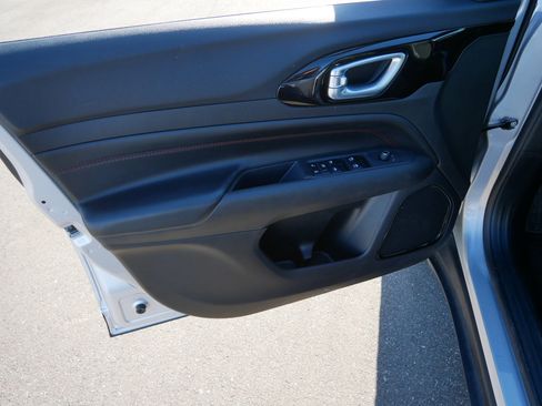 Used 2025 Jeep Compass Trailhawk image 19