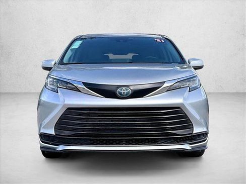 Used 2021 Toyota Sienna LE FWD image 3