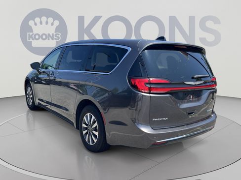 Used 2023 Chrysler Pacifica Touring-L FWD image 4