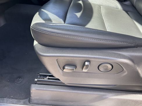 Used 2025 GMC Sierra 1500 SLT image 12