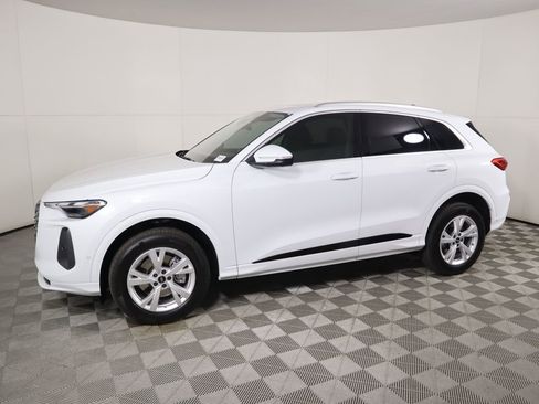 Used 2025 Audi Q5 Premium w/ Convenience Package image 8