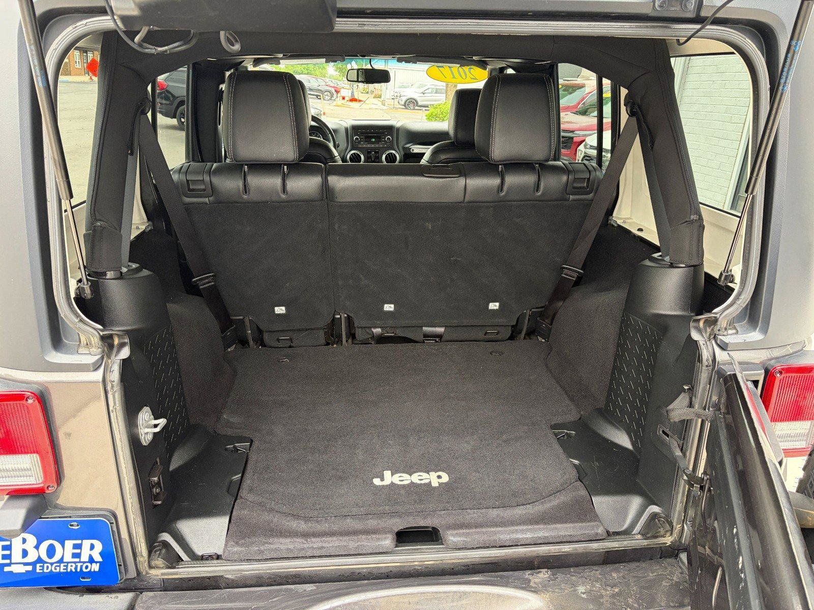 Used 2017 Jeep Wrangler Unlimited Sahara w/ Connectivity Group AWD/4WD image 17