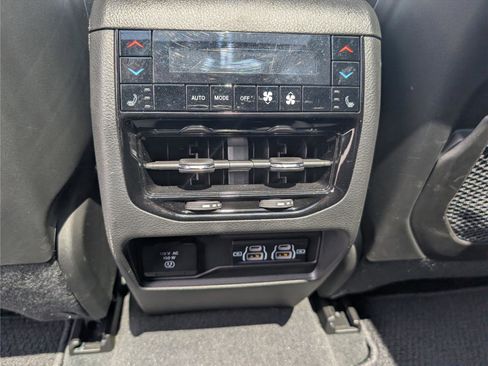 Used 2024 Jeep Grand Cherokee Summit w/ Luxury Tech Group V AWD/4WD image 17
