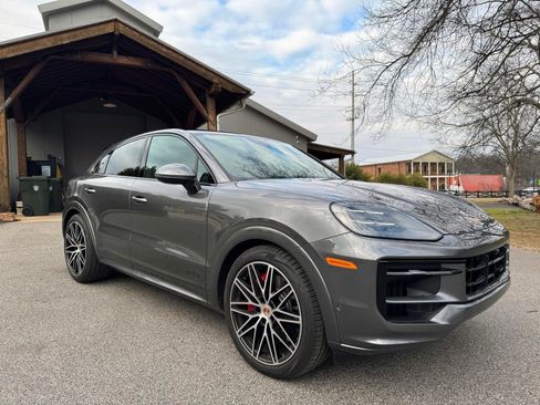 Used 2025 Porsche Cayenne GTS AWD/4WD image 1