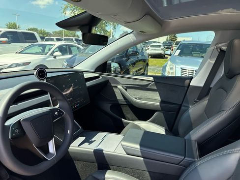 Used 2026 Tesla Model Y AWD image 9
