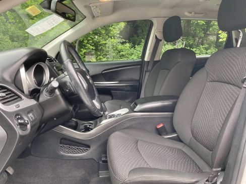 Used 2019 Dodge Journey SE w/ Premium Group image 7