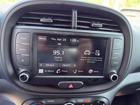 Used 2025 Kia Soul LX w/ LX Technology Package FWD image 17