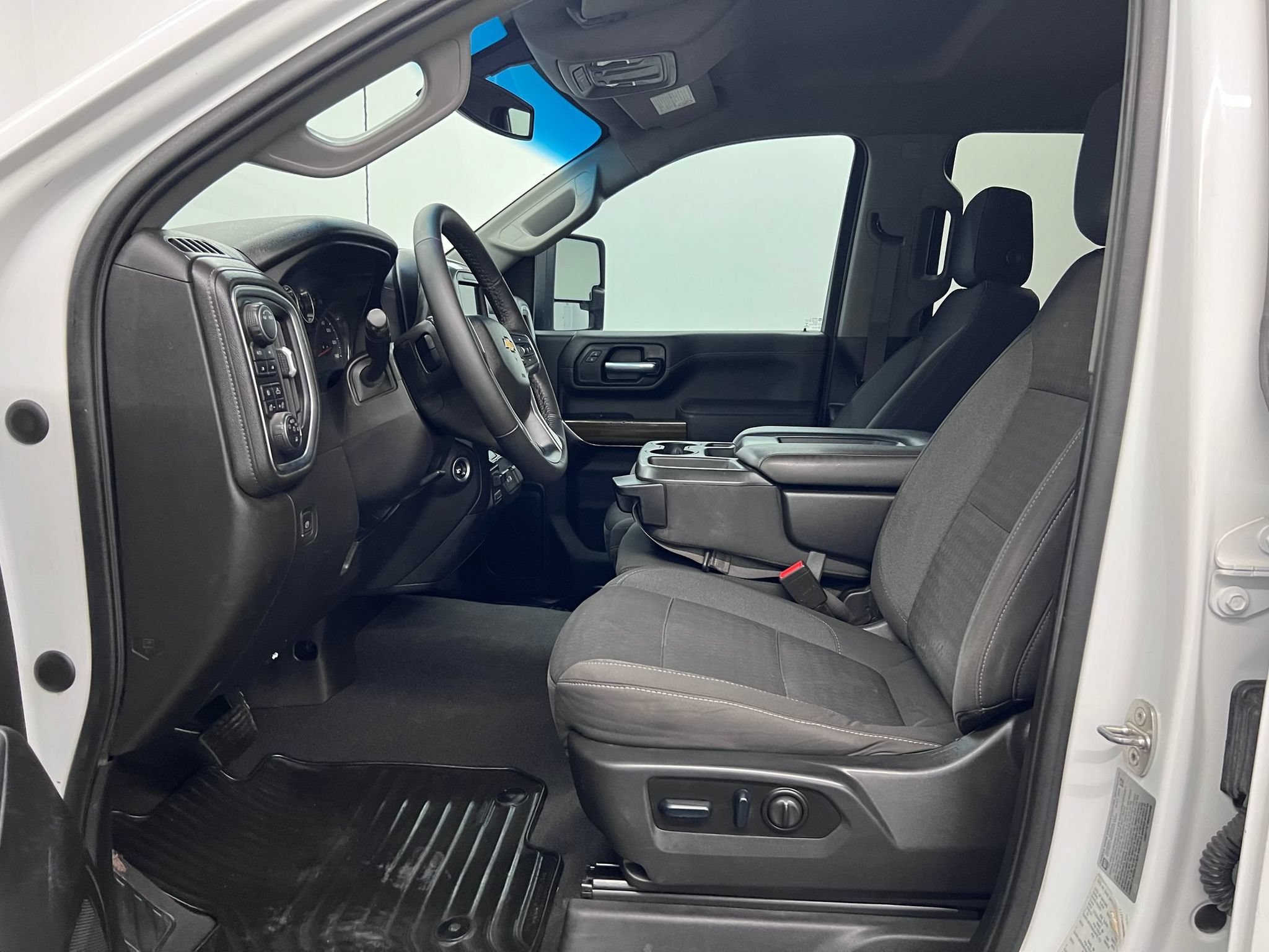 Used 2022 Chevrolet Silverado 3500 LT w/ Convenience Package AWD/4WD image 4